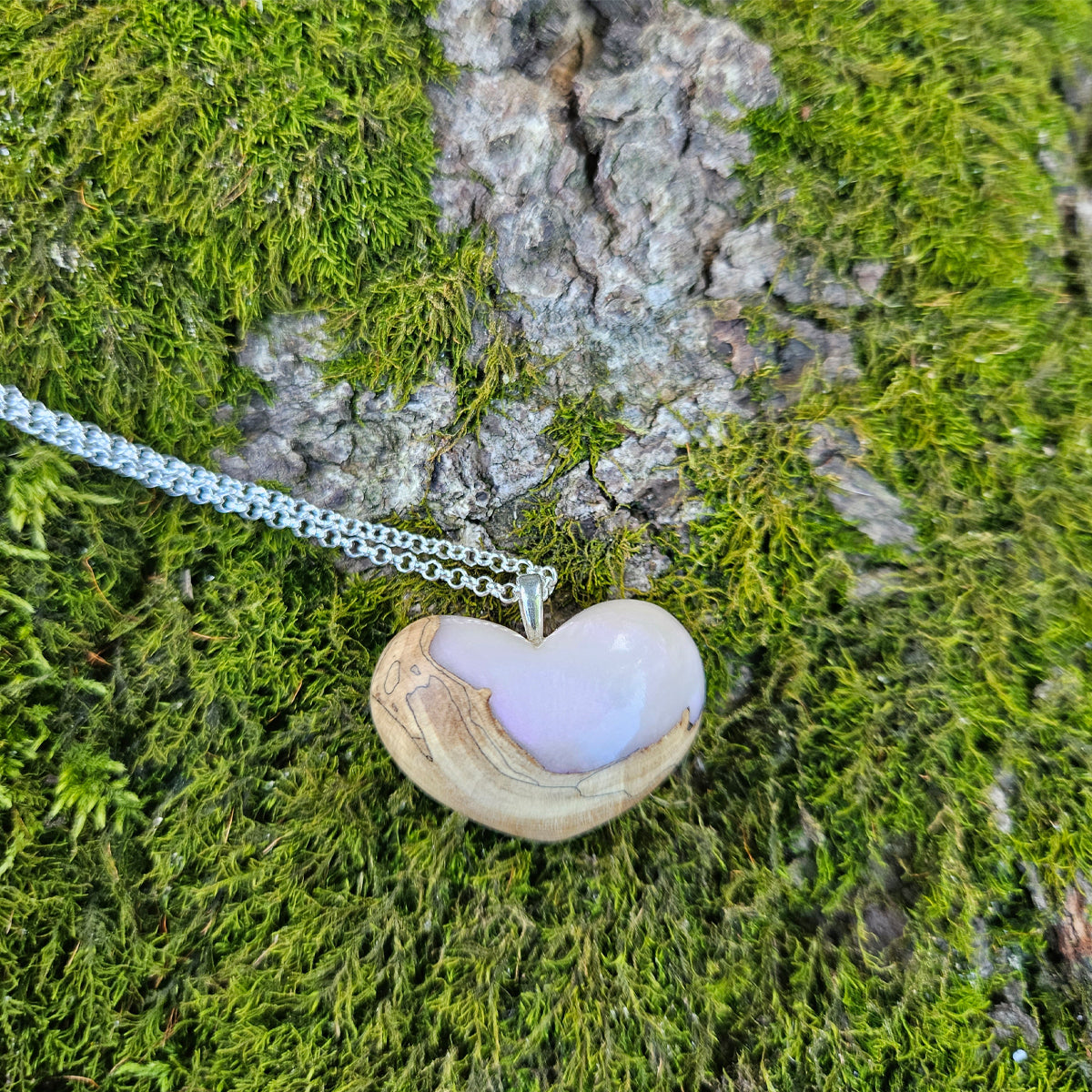 Pendentif coeur en bois + poussière de cendre apparente