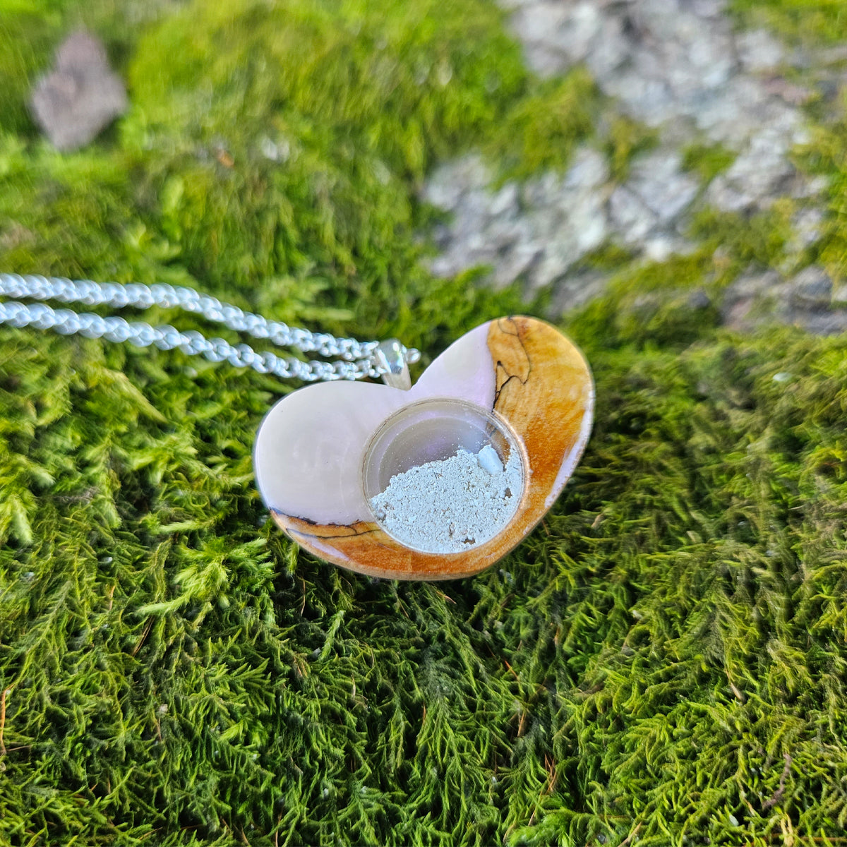Pendentif coeur en bois + poussière de cendre apparente