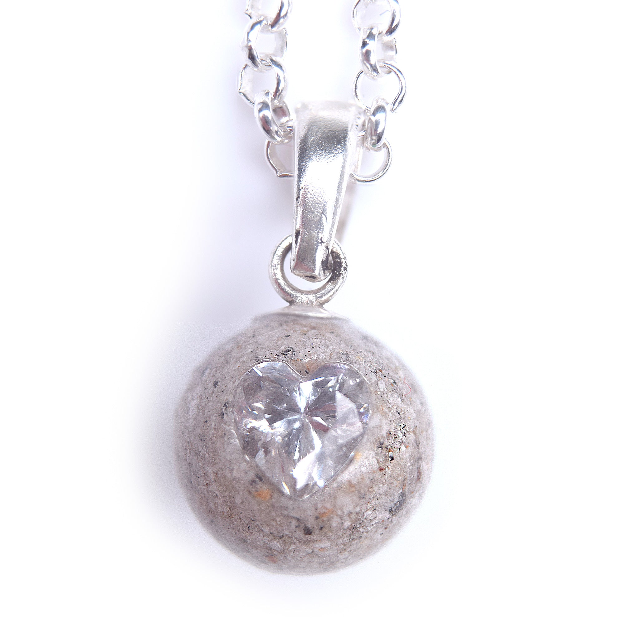 Pendentif boule de poussière de cendre + zircon coeur