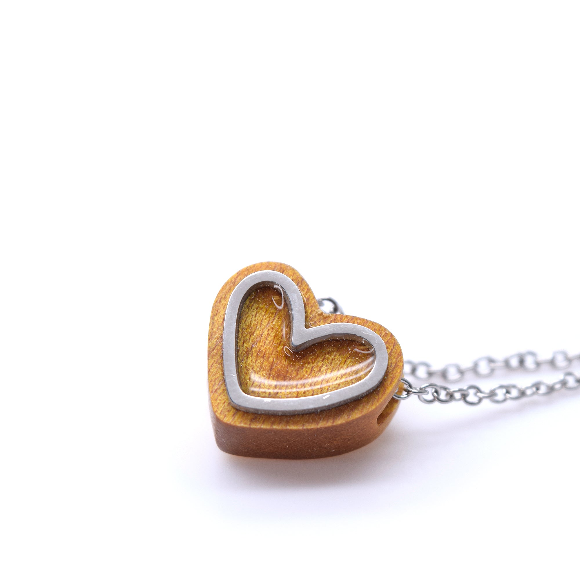 Collier coeur d'amour en érable jaune