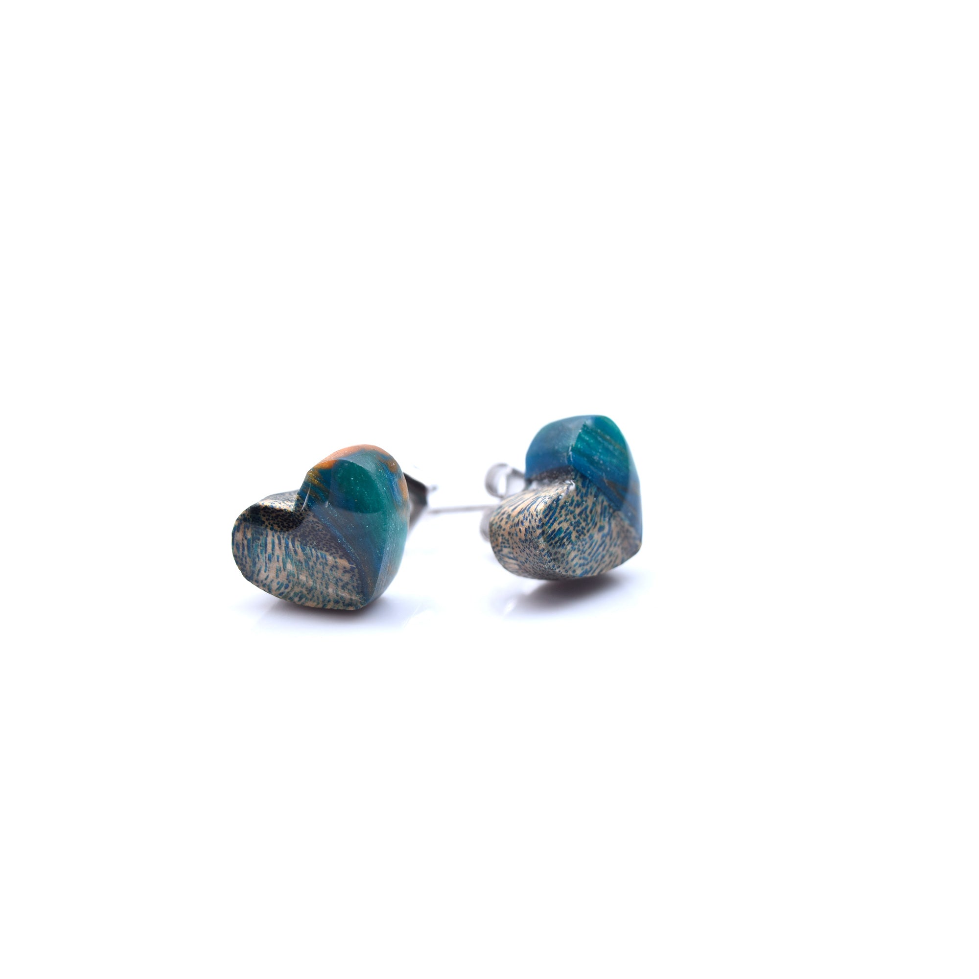 Boucles d'oreilles coeurs en loupe de bois turquoise + résine