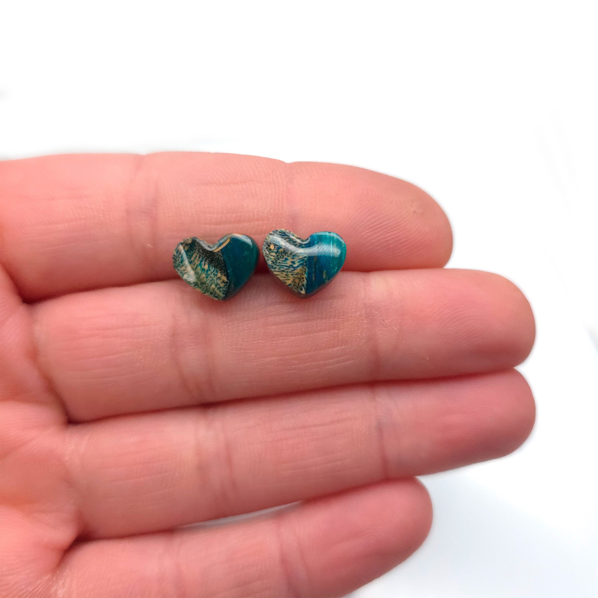Boucles d'oreilles coeurs en loupe de bois turquoise + résine