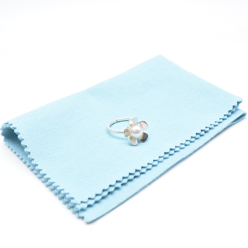 Cloth for cleaning and polishing