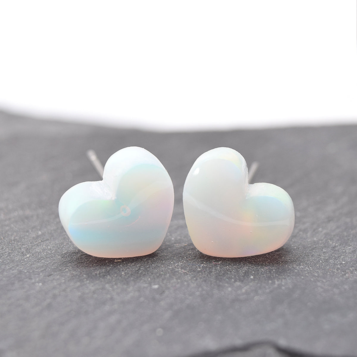 Boucles d'oreilles coeurs en résine opale