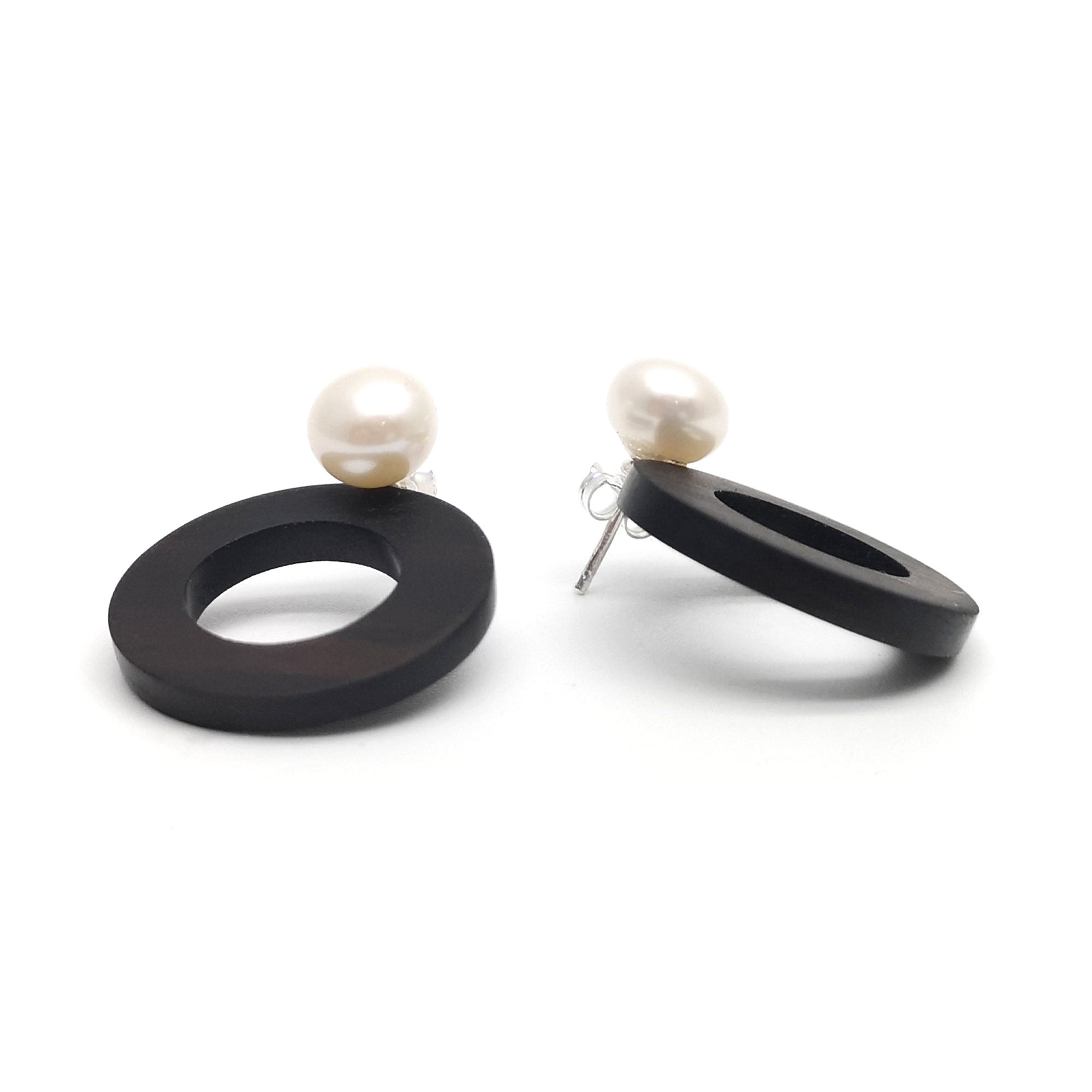 Ear jacket: rings and pearls