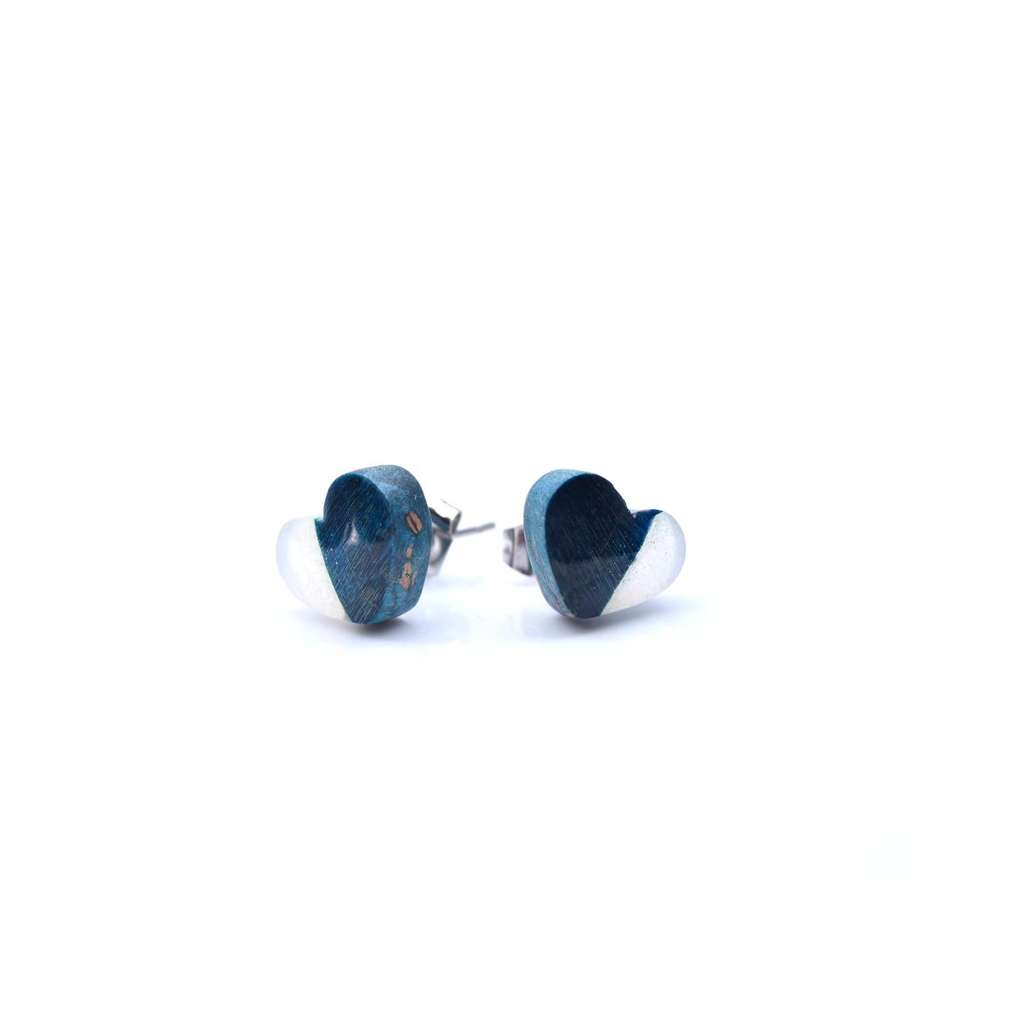 Boucles d'oreilles coeurs en loupe de bois bleu + résine laiteuse