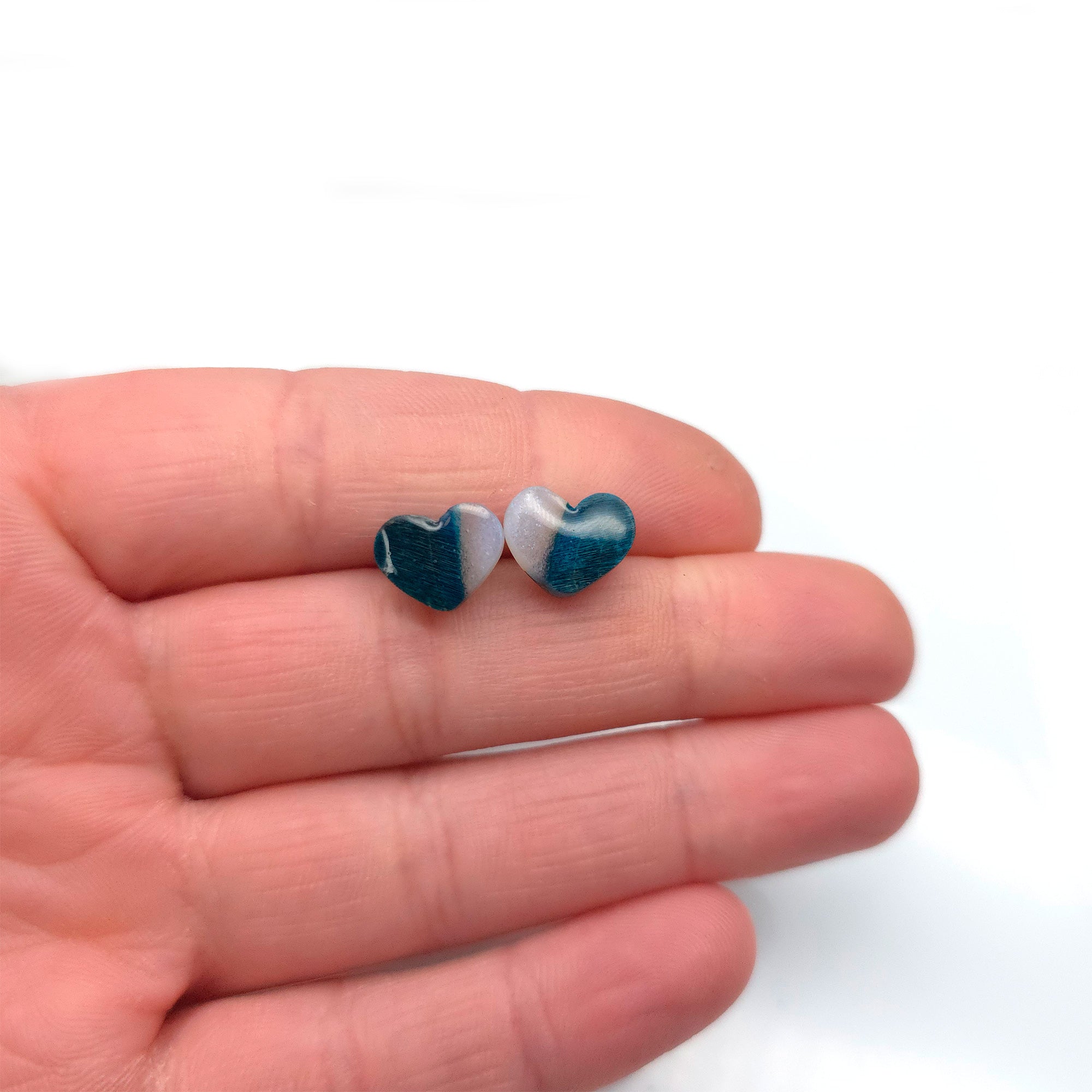 Boucles d'oreilles coeurs en loupe de bois bleu + résine laiteuse